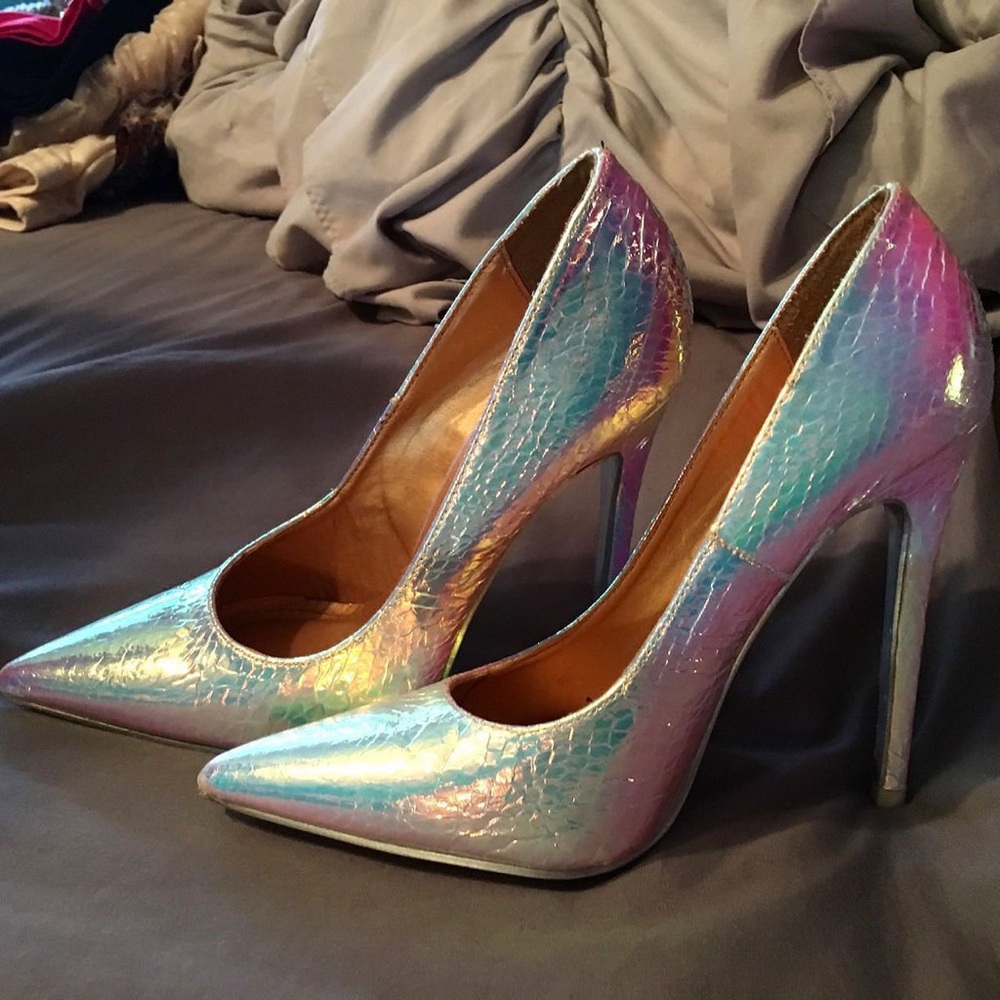Holographic pointed toe heels